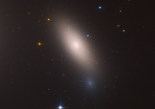 «Хаббл» обнаружил близлежащую древнюю галактику, остановившуюся в развитии